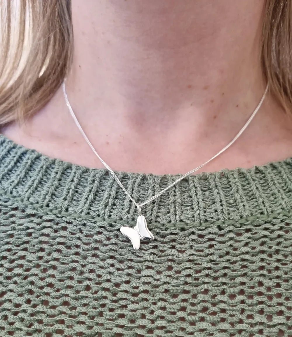 FJÄRIL LILLA hängsmycke - Guldviva Jewellery