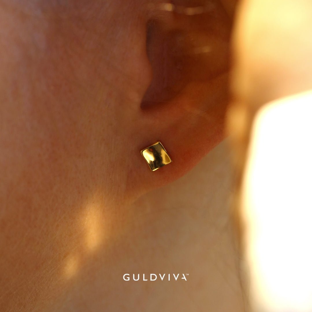 SALMIAK 18K örhängen på stift - Guldviva Jewellery
