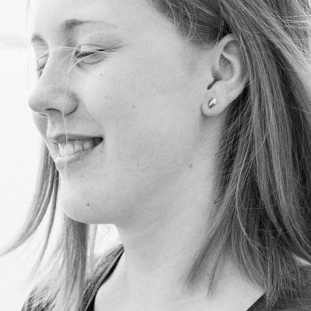 BLÅMUSSLA örhängen på stift - Guldviva Jewellery