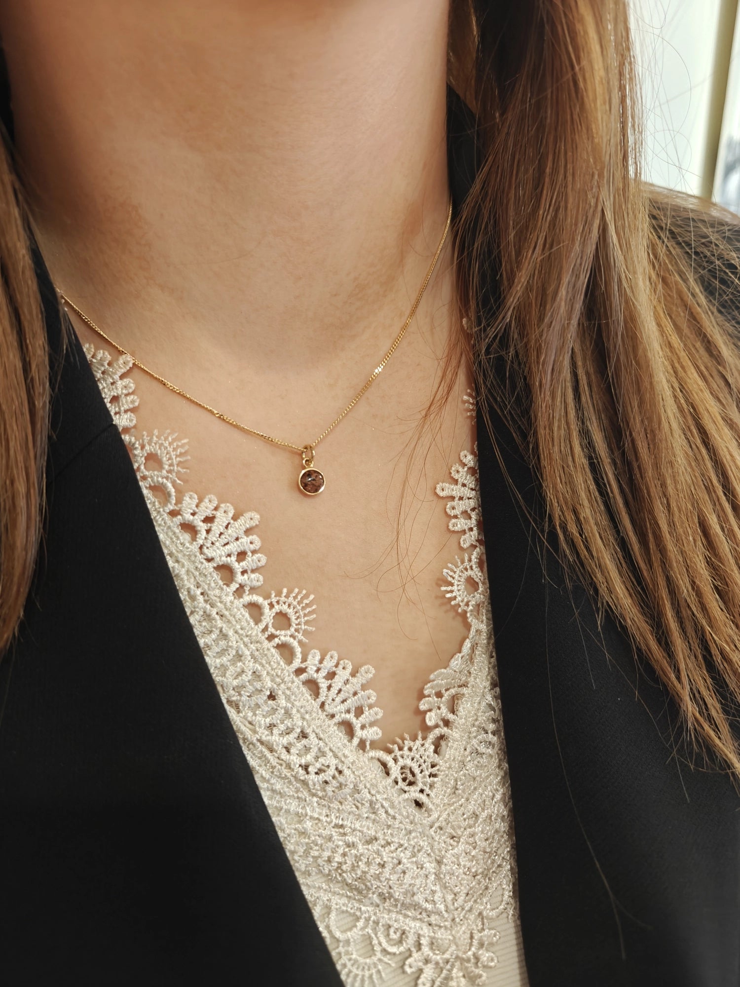 Basic Granit S 18K halsband med rund Åländsk granit i 18K guld, bärs elegant runt halsen.