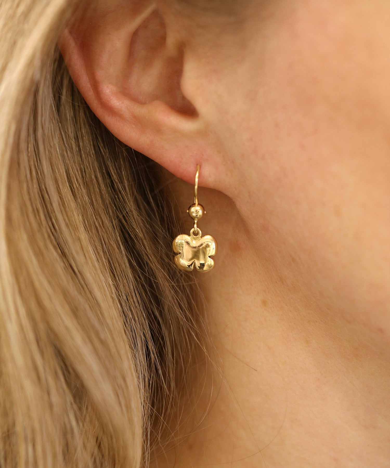KLÖVER 18K örhängen på krok - Guldviva Jewellery