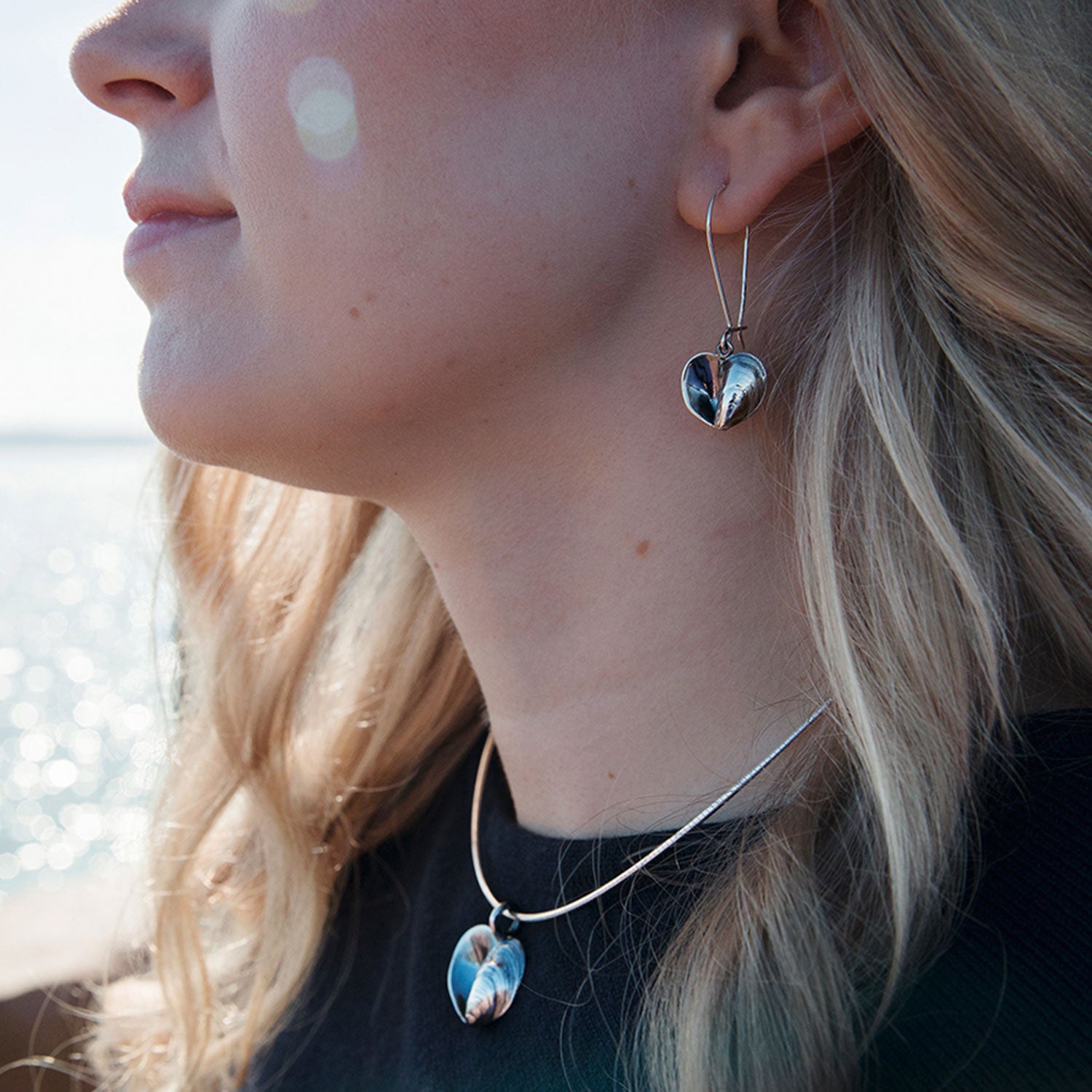 BLÅMUSSLA HJÄRTA örhängen på krok - Guldviva Jewellery