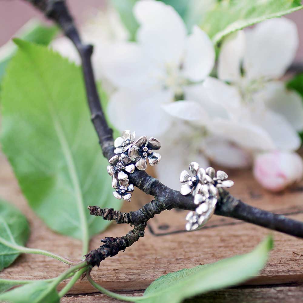ÄPPELBLOM L örhängen på stift - Guldviva Jewellery