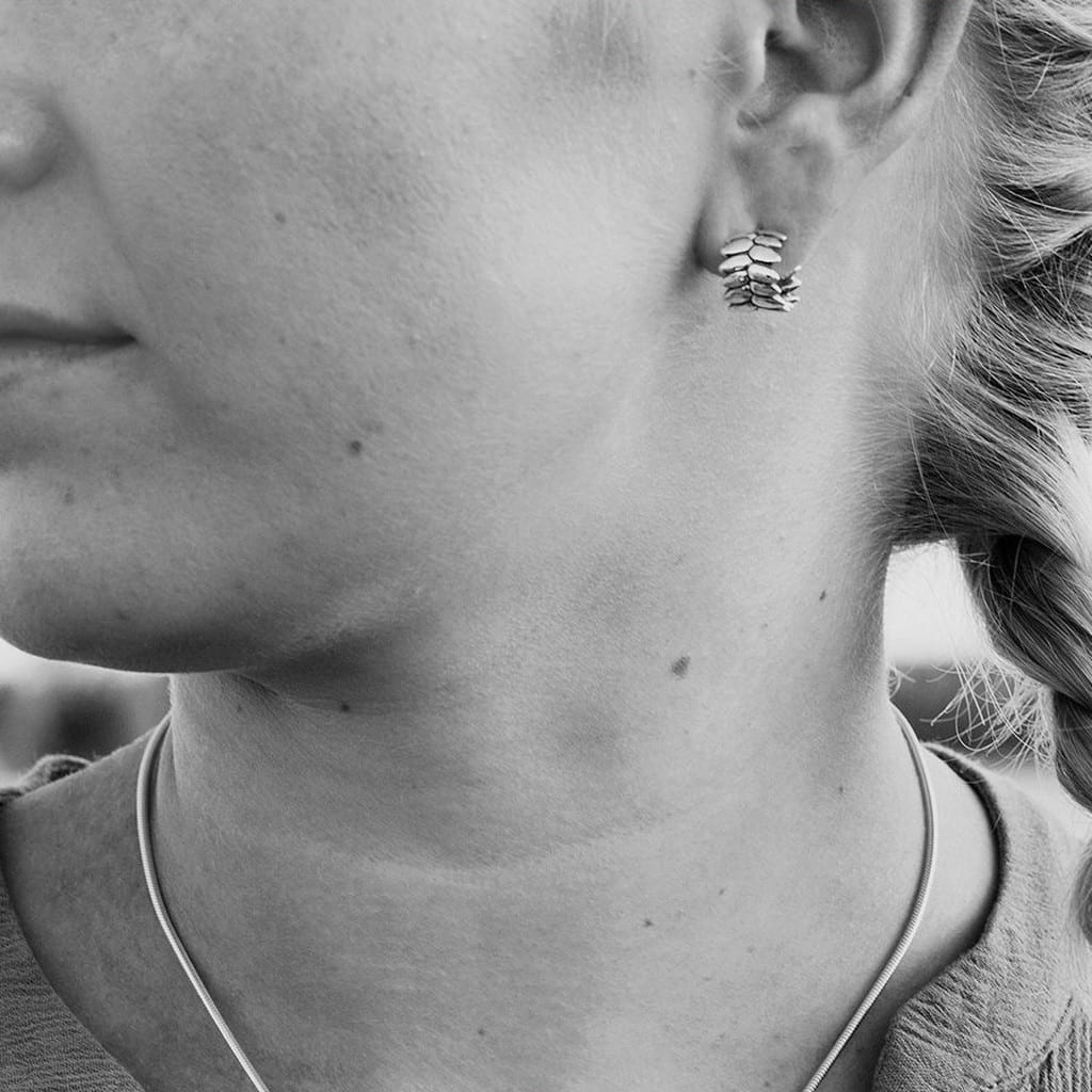 RÅG örhängen på stift - Guldviva Jewellery