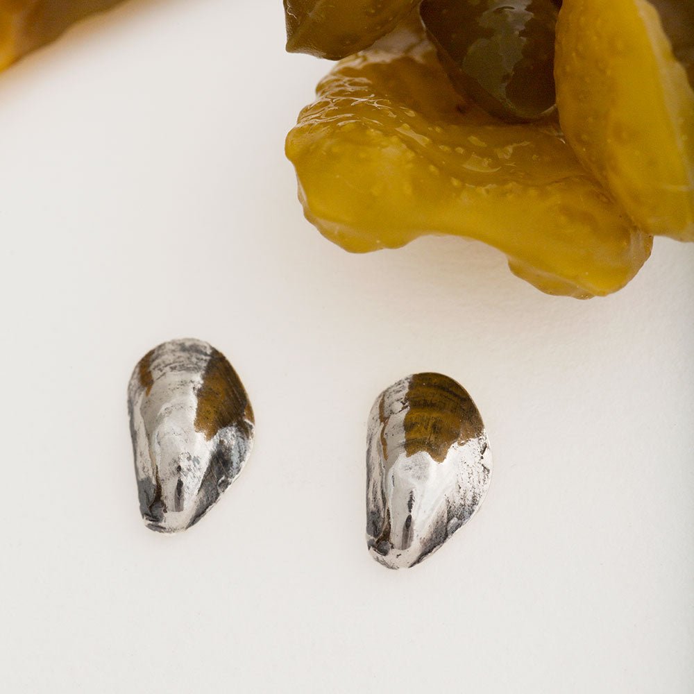 BLÅMUSSLA örhängen på stift - Guldviva Jewellery